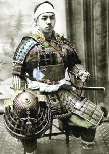 Samouraï du Japon ancien armé d